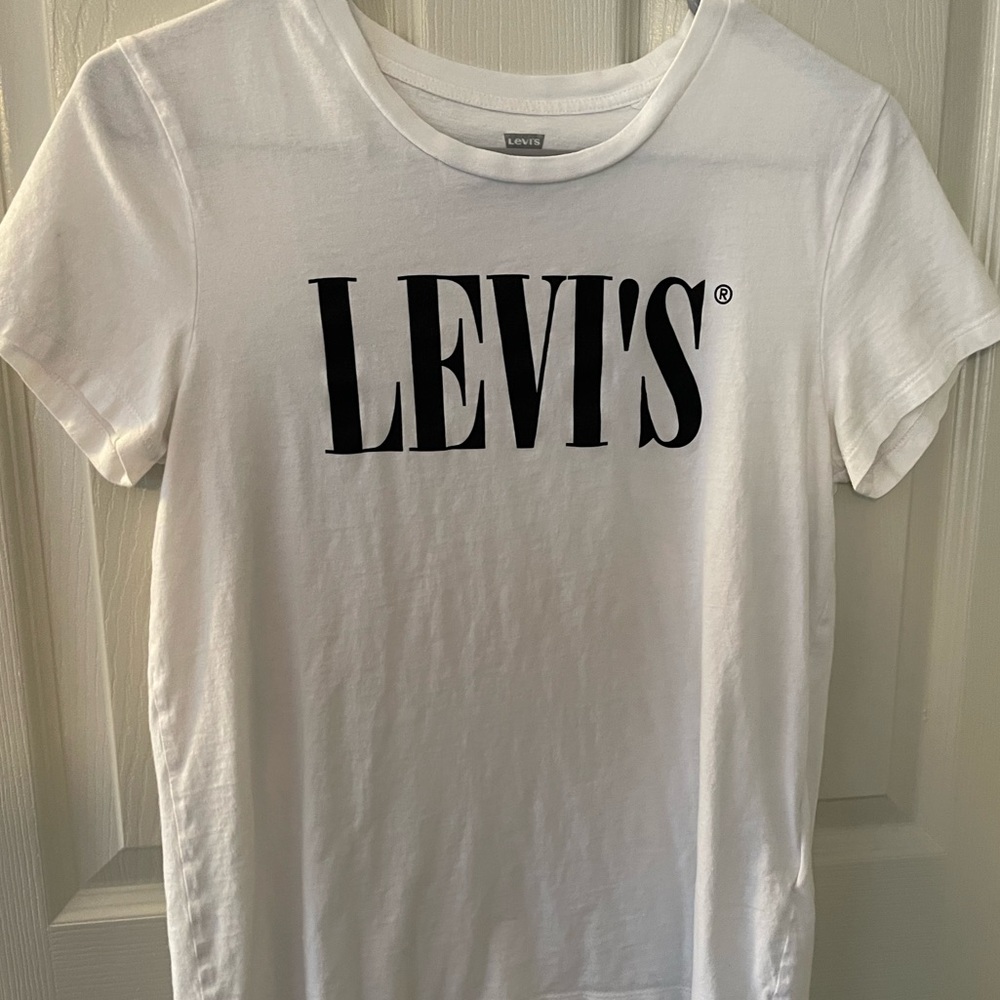 NWOT Women’s Levi’s t-shirt